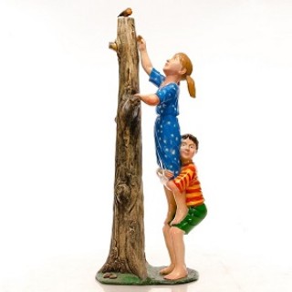 Садовая фигура Девочка и Мальчик у дерева